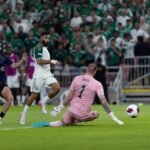 الكأس-الأحمر-تقرب-من-القلعة.jpg